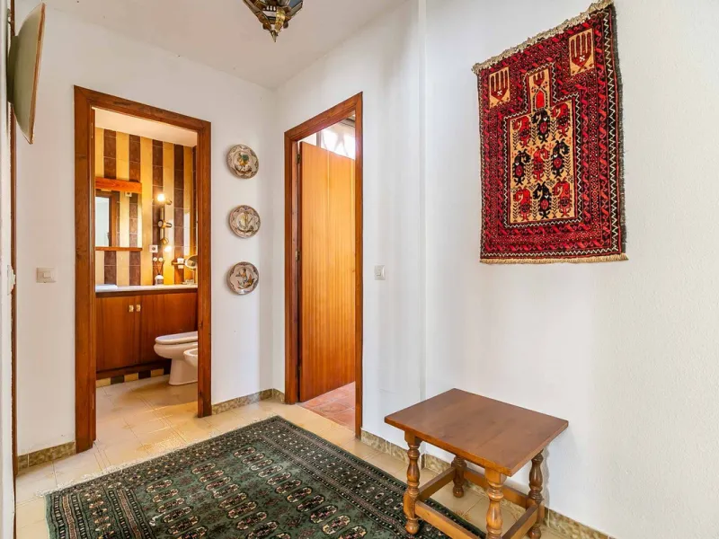 Corner duplex for sale in the prestigious Puebla Lucía urbanisation, located in the heart of Fuengirola. With an unbeatable location, this exclusive community stands out for its tranquillity, Andalusian charm, and proximity to all services.