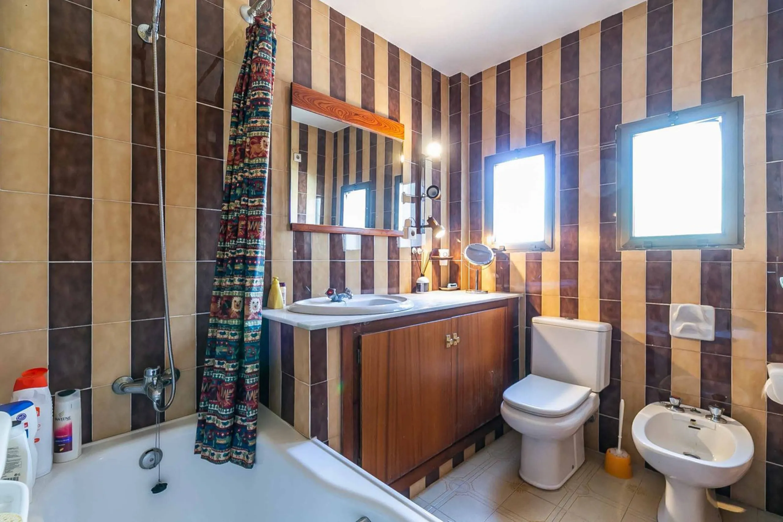 Corner duplex for sale in the prestigious Puebla Lucía urbanisation, located in the heart of Fuengirola. With an unbeatable location, this exclusive community stands out for its tranquillity, Andalusian charm, and proximity to all services.