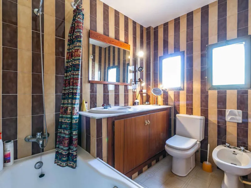 Corner duplex for sale in the prestigious Puebla Lucía urbanisation, located in the heart of Fuengirola. With an unbeatable location, this exclusive community stands out for its tranquillity, Andalusian charm, and proximity to all services.