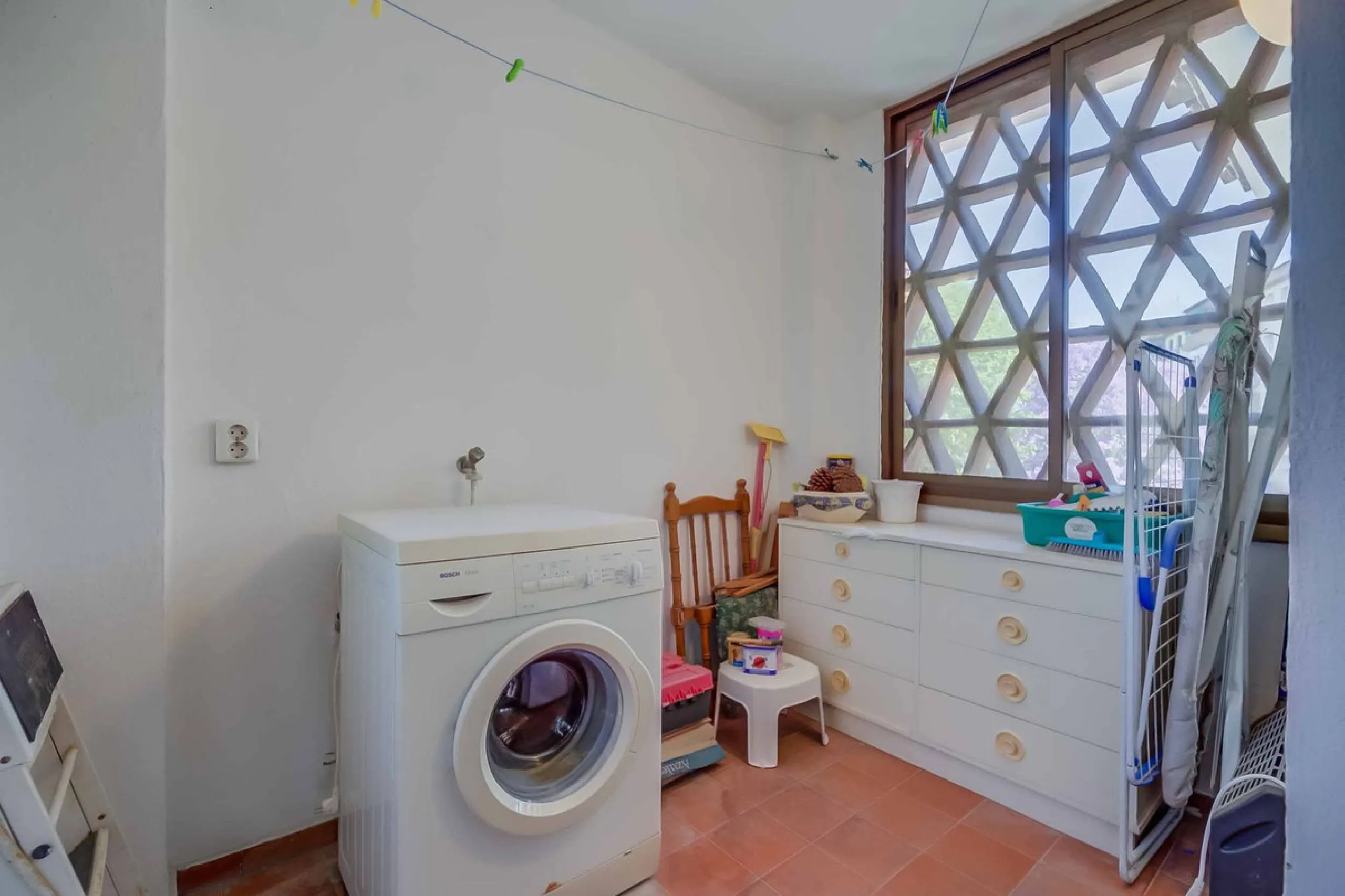 Corner duplex for sale in the prestigious Puebla Lucía urbanisation, located in the heart of Fuengirola. With an unbeatable location, this exclusive community stands out for its tranquillity, Andalusian charm, and proximity to all services.