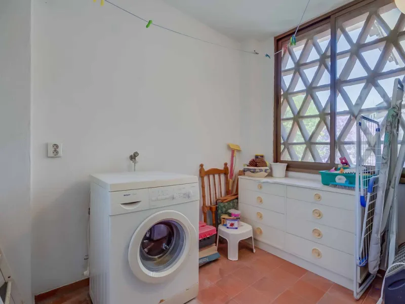 Corner duplex for sale in the prestigious Puebla Lucía urbanisation, located in the heart of Fuengirola. With an unbeatable location, this exclusive community stands out for its tranquillity, Andalusian charm, and proximity to all services.