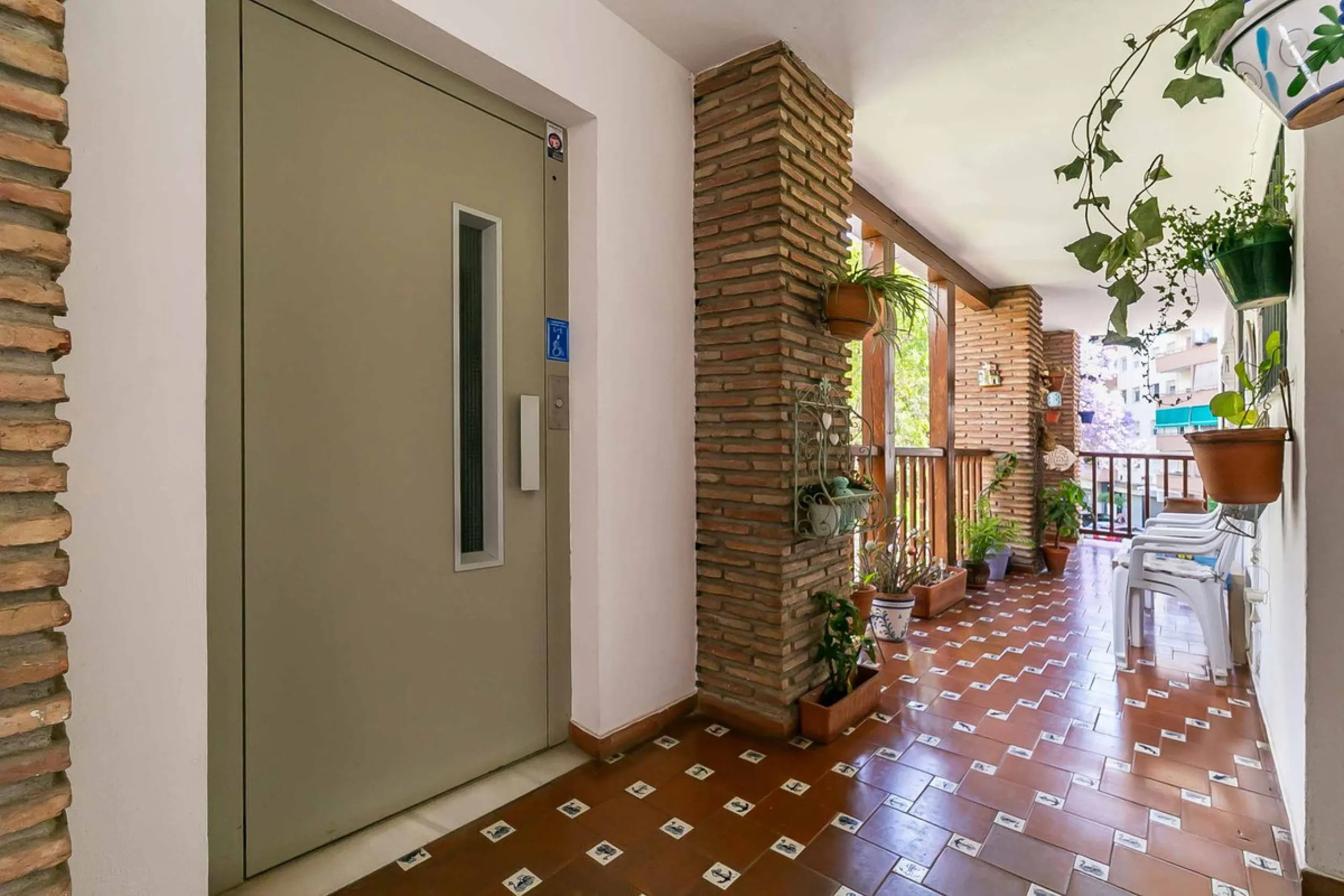 Corner duplex for sale in the prestigious Puebla Lucía urbanisation, located in the heart of Fuengirola. With an unbeatable location, this exclusive community stands out for its tranquillity, Andalusian charm, and proximity to all services.