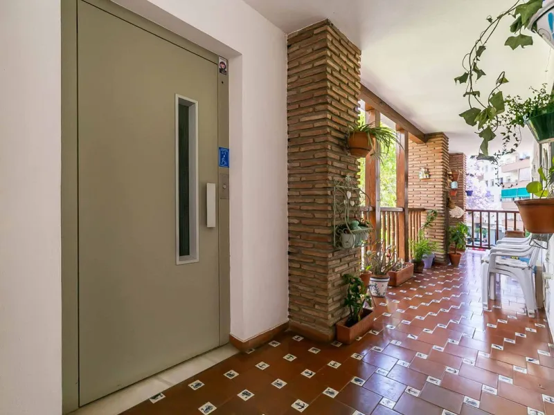 Corner duplex for sale in the prestigious Puebla Lucía urbanisation, located in the heart of Fuengirola. With an unbeatable location, this exclusive community stands out for its tranquillity, Andalusian charm, and proximity to all services.