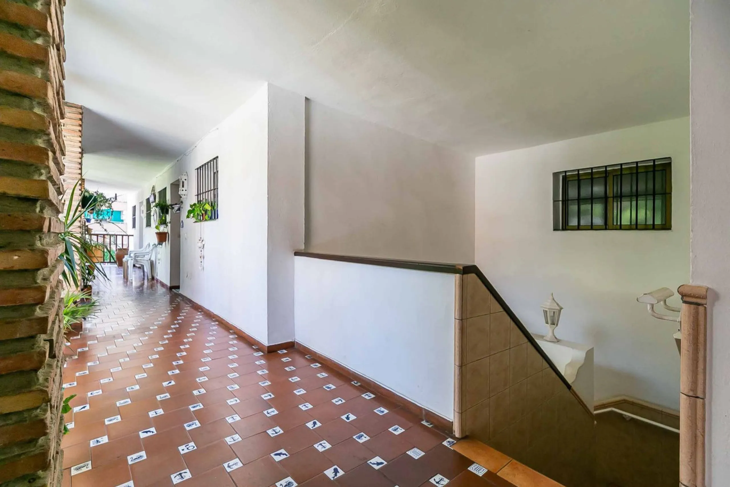 Corner duplex for sale in the prestigious Puebla Lucía urbanisation, located in the heart of Fuengirola. With an unbeatable location, this exclusive community stands out for its tranquillity, Andalusian charm, and proximity to all services.