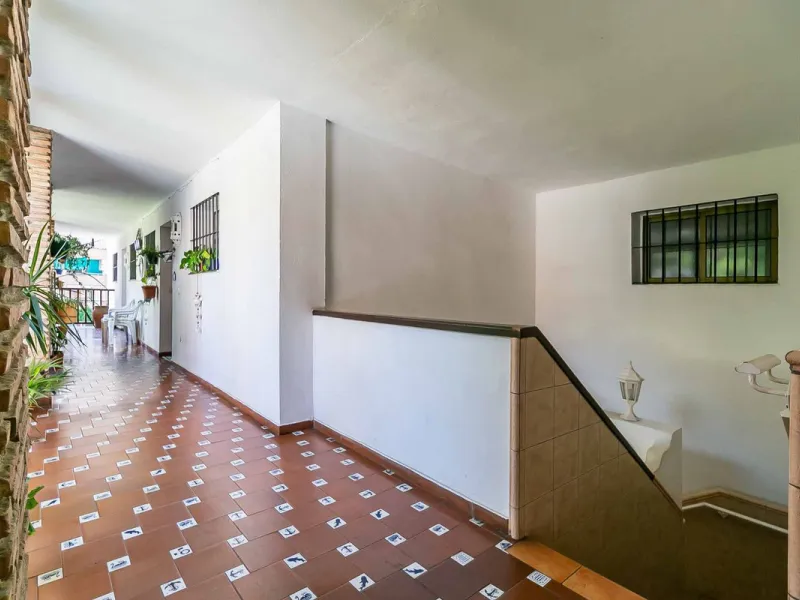 Corner duplex for sale in the prestigious Puebla Lucía urbanisation, located in the heart of Fuengirola. With an unbeatable location, this exclusive community stands out for its tranquillity, Andalusian charm, and proximity to all services.