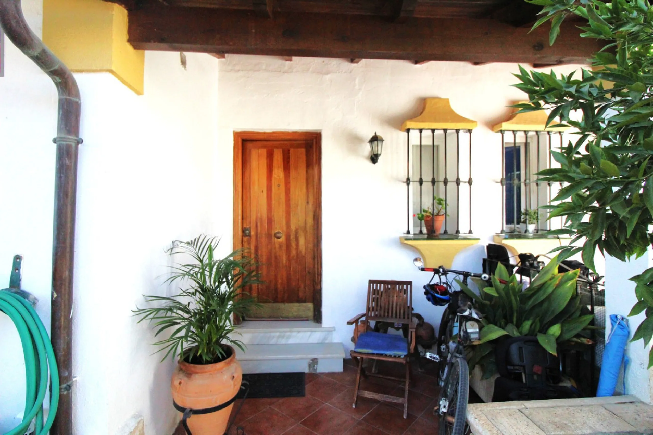 Excellent Townhouse in consolidated residential area and with a perfect location for quick access to Estepona or San Pedro De Alcántara, near Schools and also with all commercial services very close.