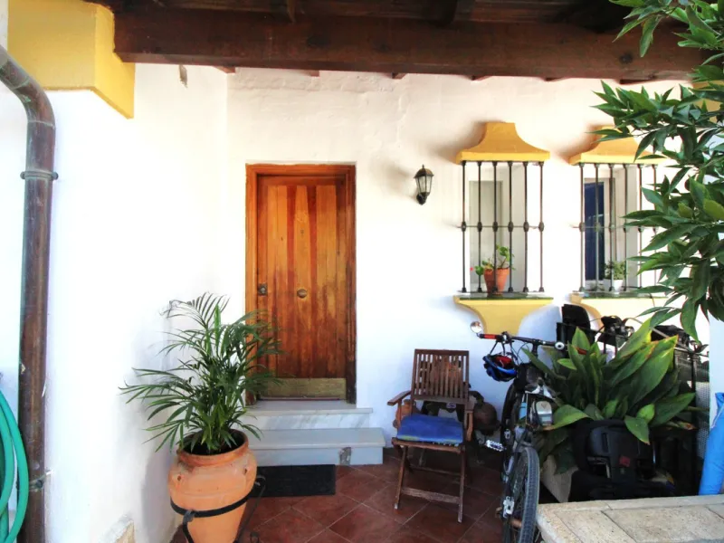 Excellent Townhouse in consolidated residential area and with a perfect location for quick access to Estepona or San Pedro De Alcántara, near Schools and also with all commercial services very close.