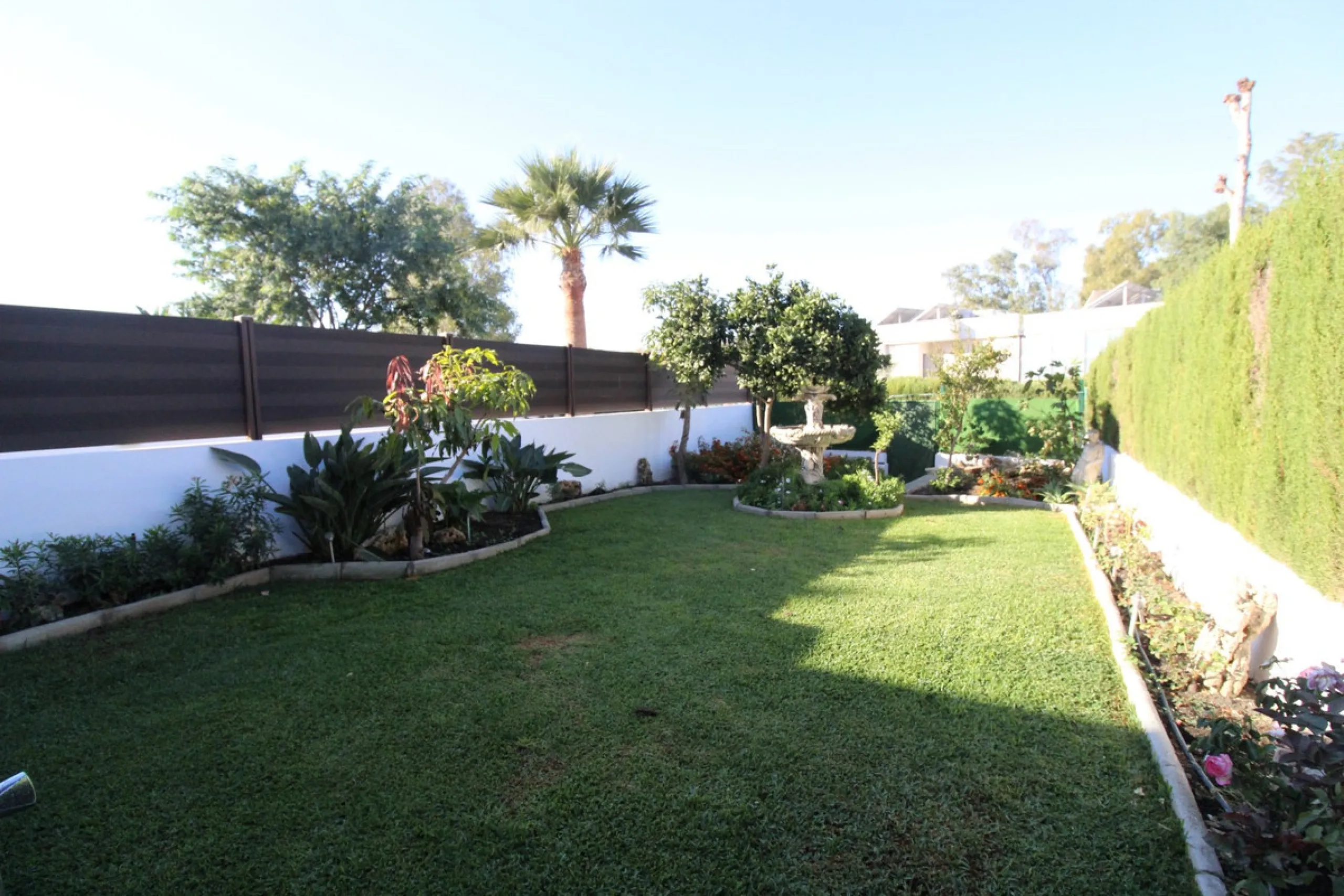 Excellent Townhouse in consolidated residential area and with a perfect location for quick access to Estepona or San Pedro De Alcántara, near Schools and also with all commercial services very close.