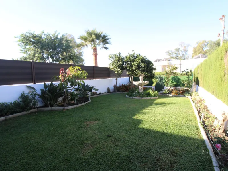 Excellent Townhouse in consolidated residential area and with a perfect location for quick access to Estepona or San Pedro De Alcántara, near Schools and also with all commercial services very close.