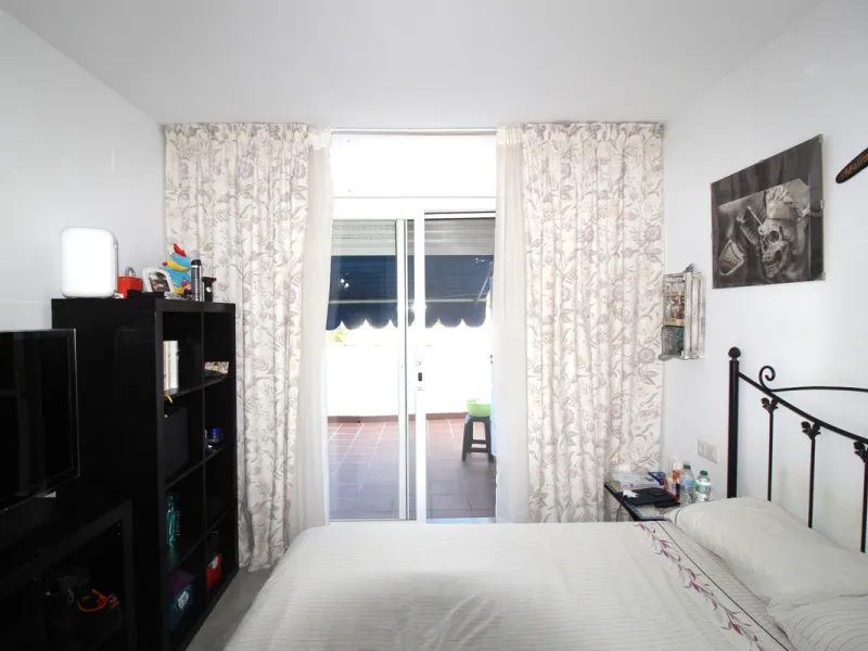 Excellent Townhouse in consolidated residential area and with a perfect location for quick access to Estepona or San Pedro De Alcántara, near Schools and also with all commercial services very close.