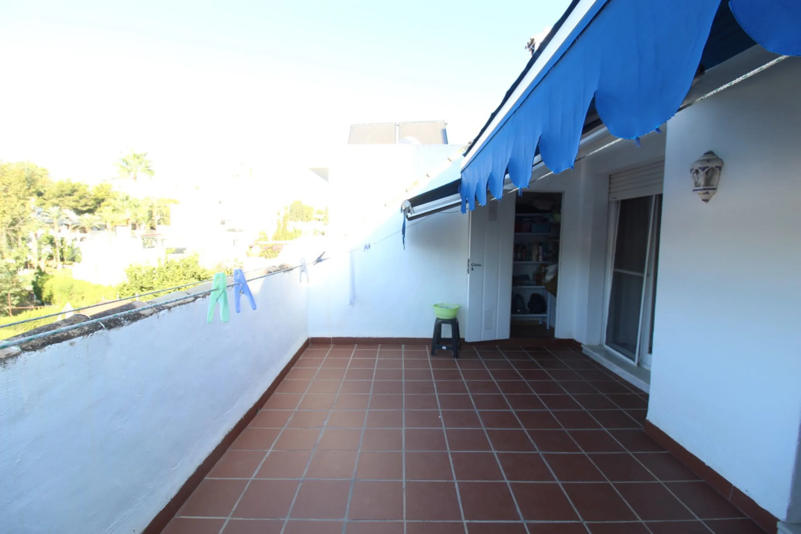 Excellent Townhouse in consolidated residential area and with a perfect location for quick access to Estepona or San Pedro De Alcántara, near Schools and also with all commercial services very close.