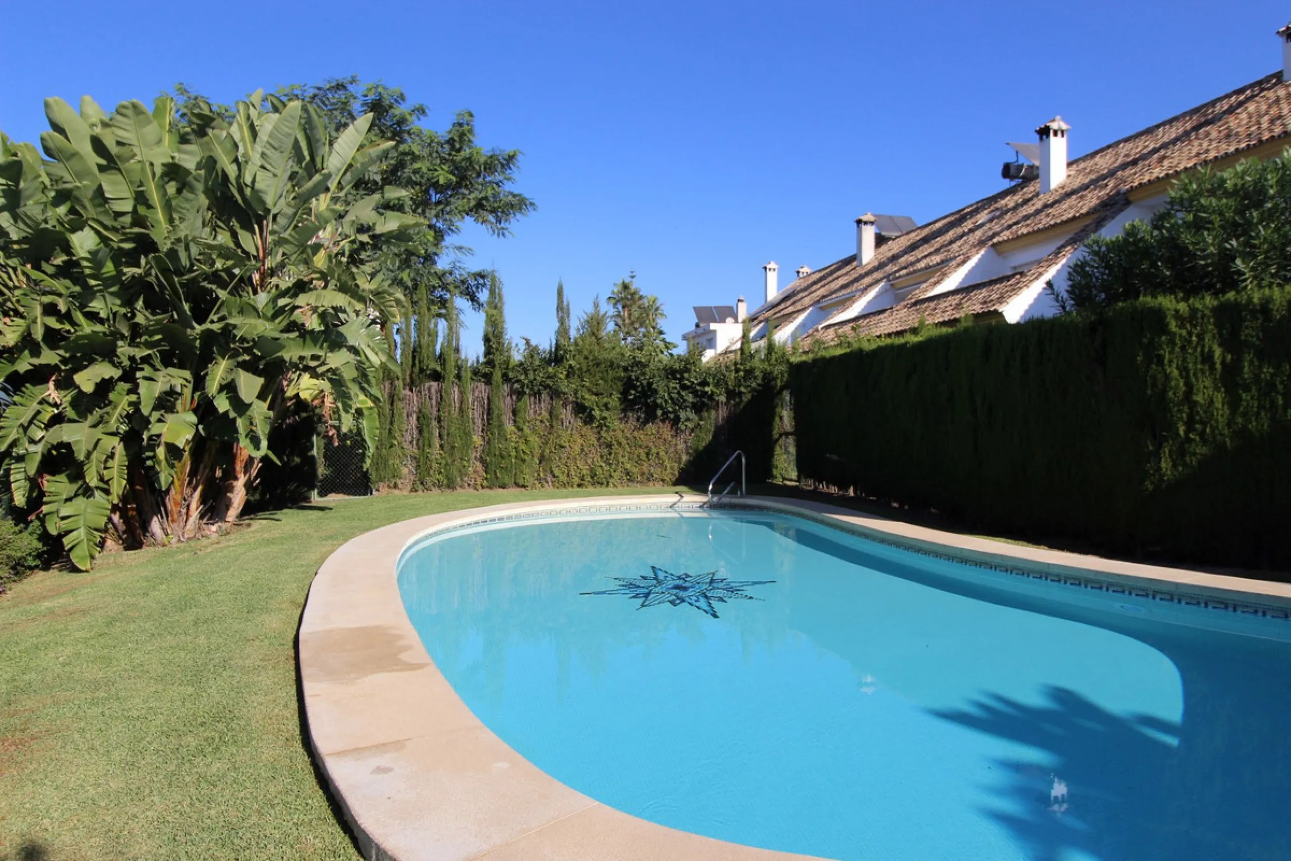 Excellent Townhouse in consolidated residential area and with a perfect location for quick access to Estepona or San Pedro De Alcántara, near Schools and also with all commercial services very close.