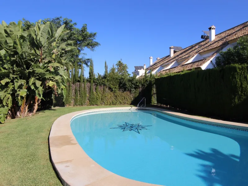 Excellent Townhouse in consolidated residential area and with a perfect location for quick access to Estepona or San Pedro De Alcántara, near Schools and also with all commercial services very close.