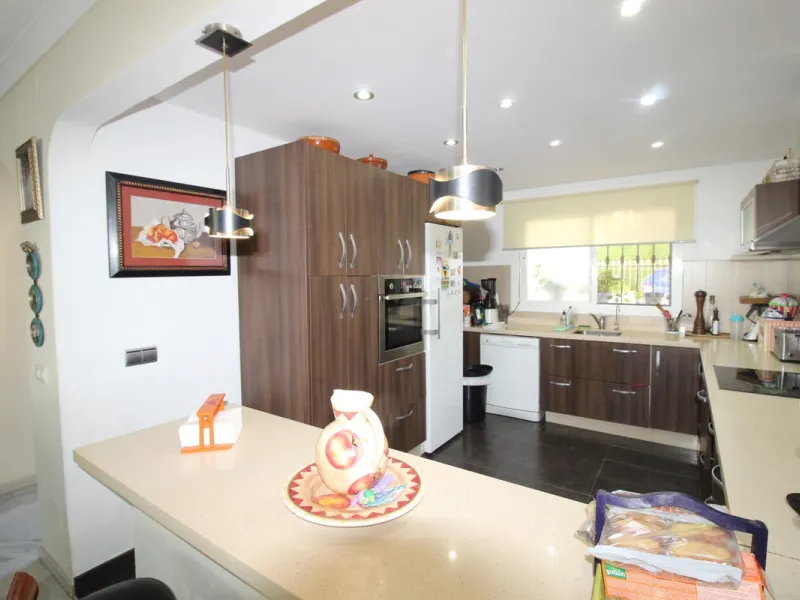 Excellent Townhouse in consolidated residential area and with a perfect location for quick access to Estepona or San Pedro De Alcántara, near Schools and also with all commercial services very close.