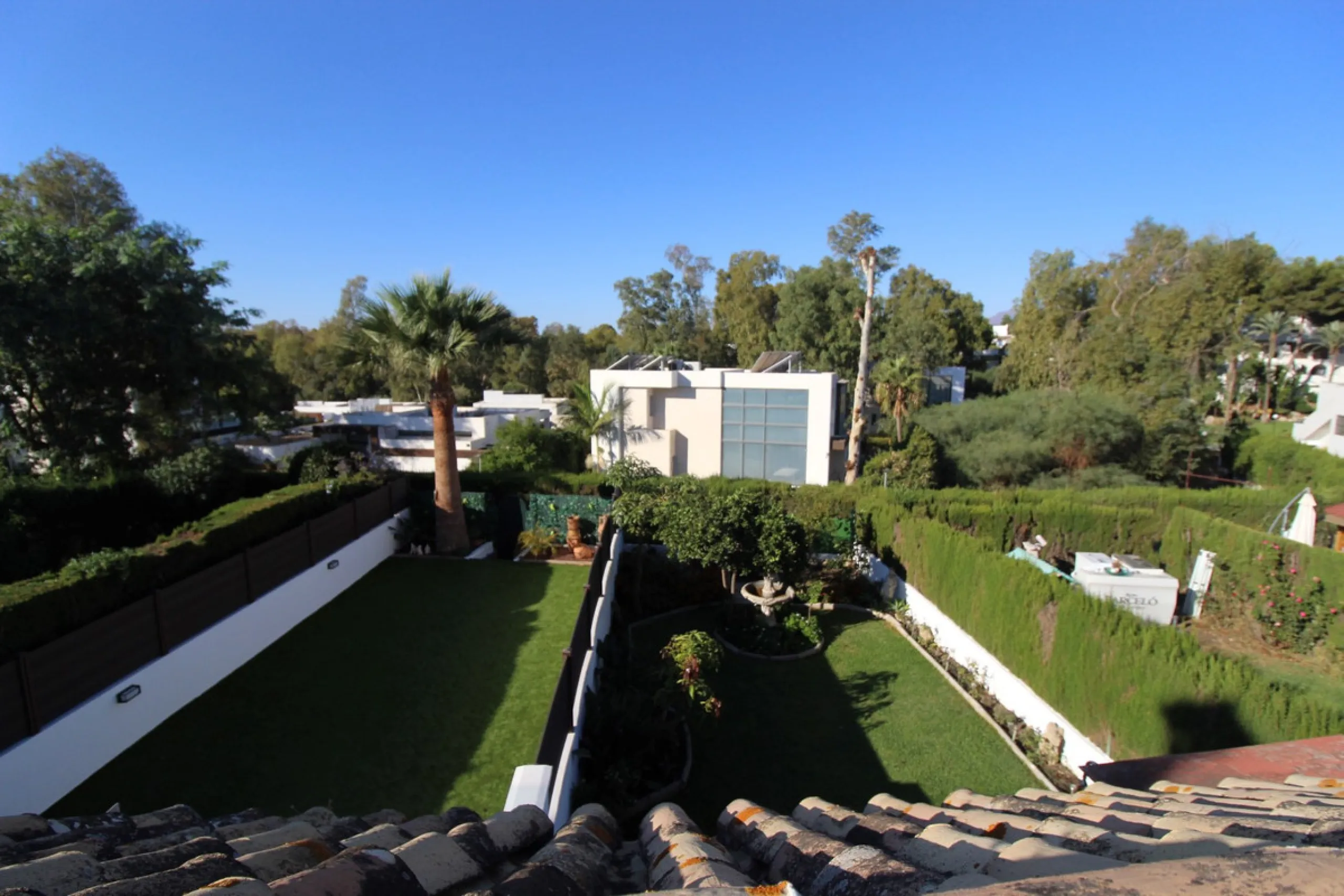 Excellent Townhouse in consolidated residential area and with a perfect location for quick access to Estepona or San Pedro De Alcántara, near Schools and also with all commercial services very close.