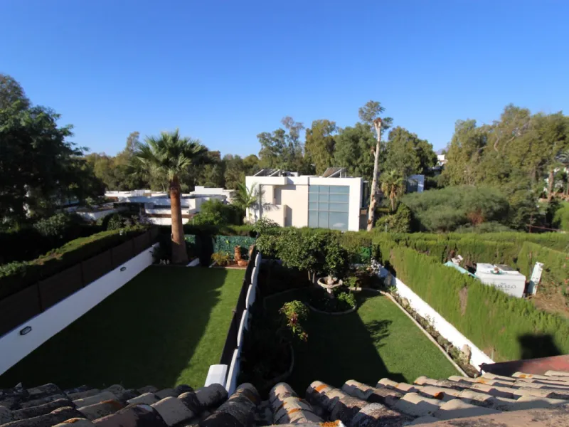 Excellent Townhouse in consolidated residential area and with a perfect location for quick access to Estepona or San Pedro De Alcántara, near Schools and also with all commercial services very close.