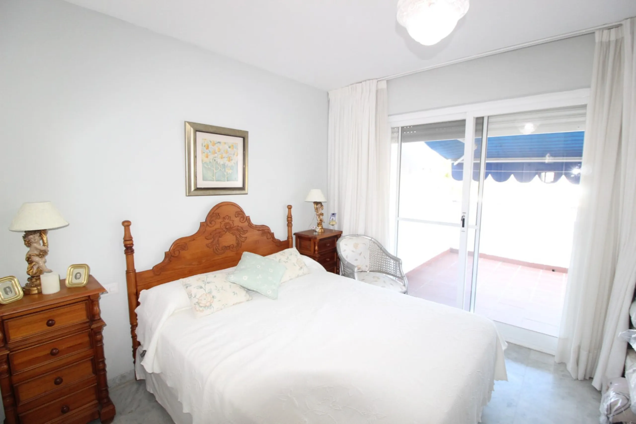 Excellent Townhouse in consolidated residential area and with a perfect location for quick access to Estepona or San Pedro De Alcántara, near Schools and also with all commercial services very close.