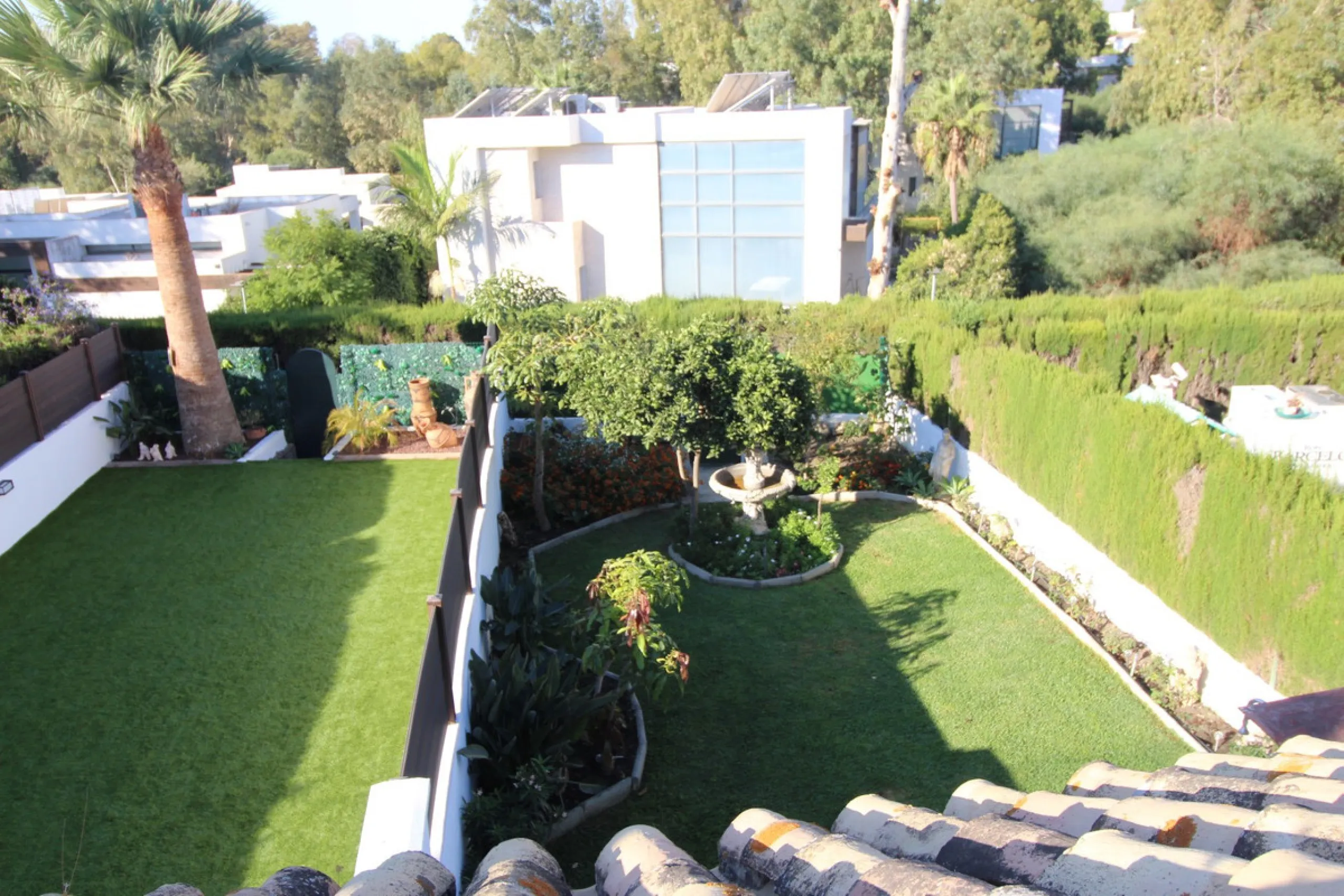 Excellent Townhouse in consolidated residential area and with a perfect location for quick access to Estepona or San Pedro De Alcántara, near Schools and also with all commercial services very close.