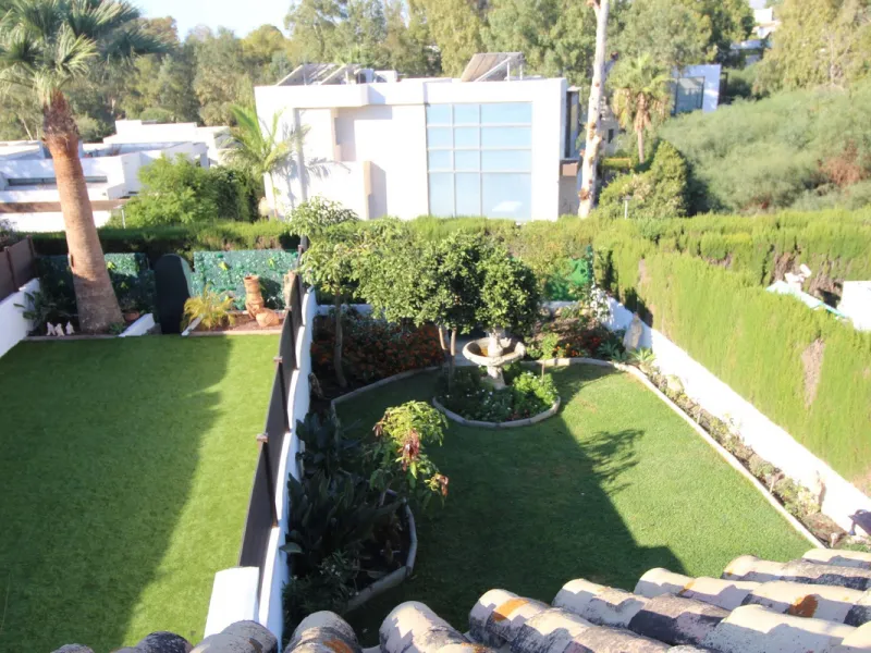 Excellent Townhouse in consolidated residential area and with a perfect location for quick access to Estepona or San Pedro De Alcántara, near Schools and also with all commercial services very close.