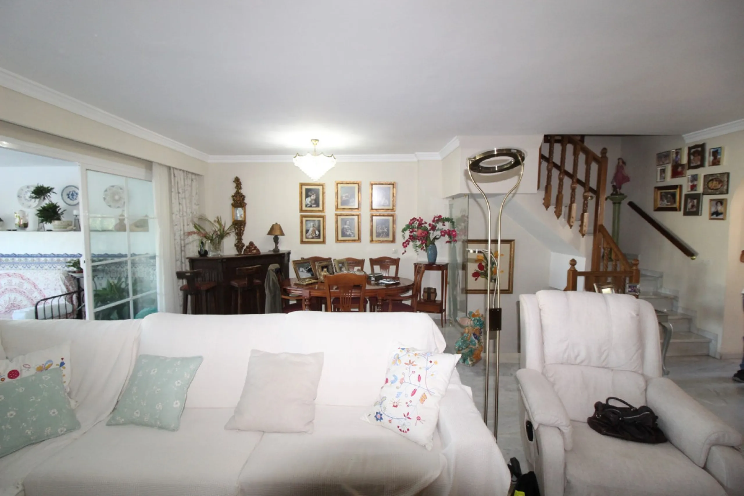 Excellent Townhouse in consolidated residential area and with a perfect location for quick access to Estepona or San Pedro De Alcántara, near Schools and also with all commercial services very close.