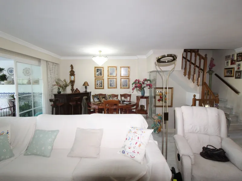 Excellent Townhouse in consolidated residential area and with a perfect location for quick access to Estepona or San Pedro De Alcántara, near Schools and also with all commercial services very close.