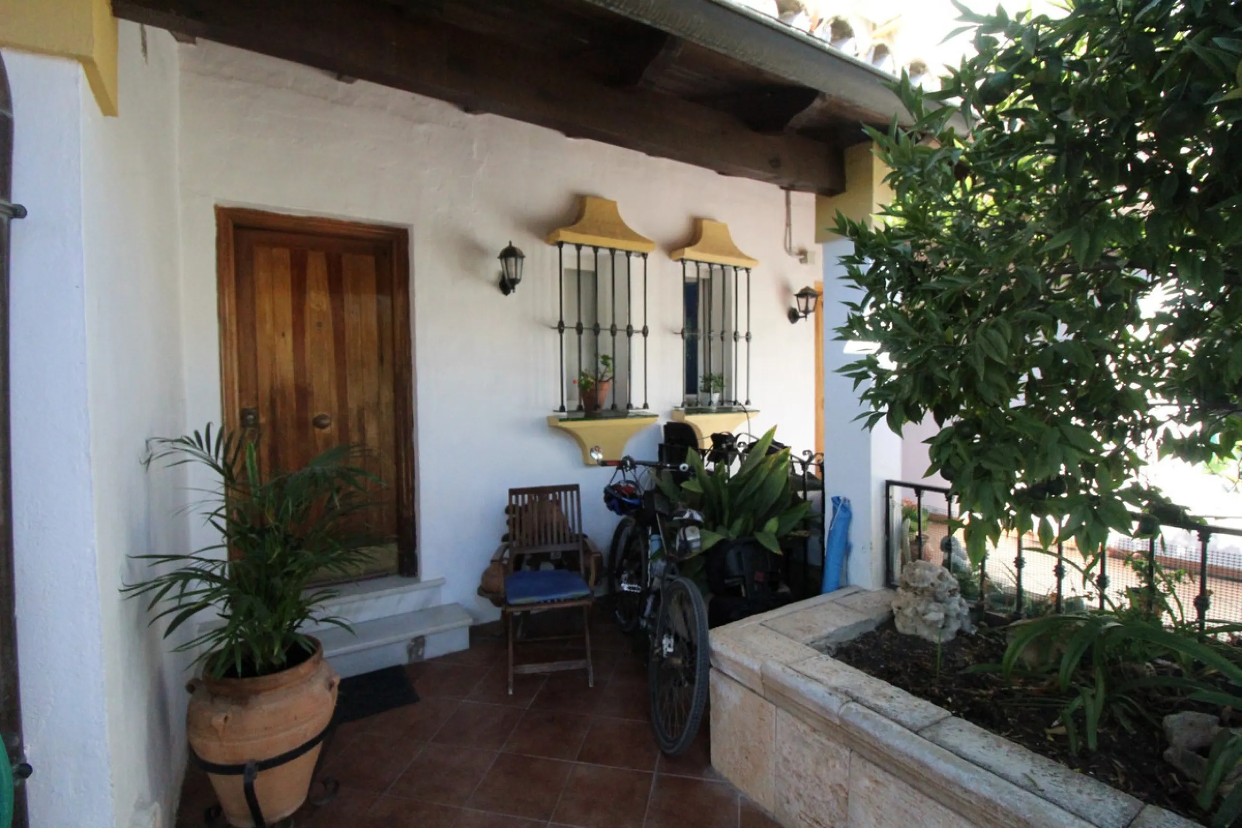 Excellent Townhouse in consolidated residential area and with a perfect location for quick access to Estepona or San Pedro De Alcántara, near Schools and also with all commercial services very close.