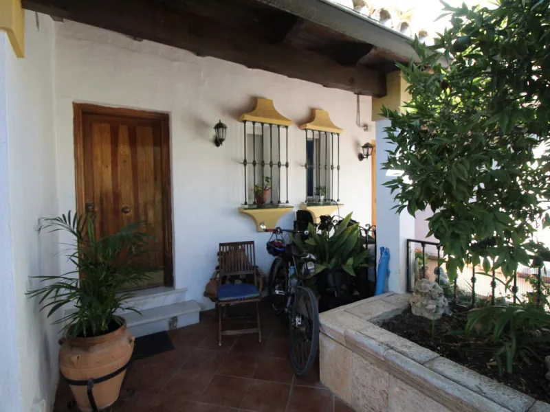 Excellent Townhouse in consolidated residential area and with a perfect location for quick access to Estepona or San Pedro De Alcántara, near Schools and also with all commercial services very close.