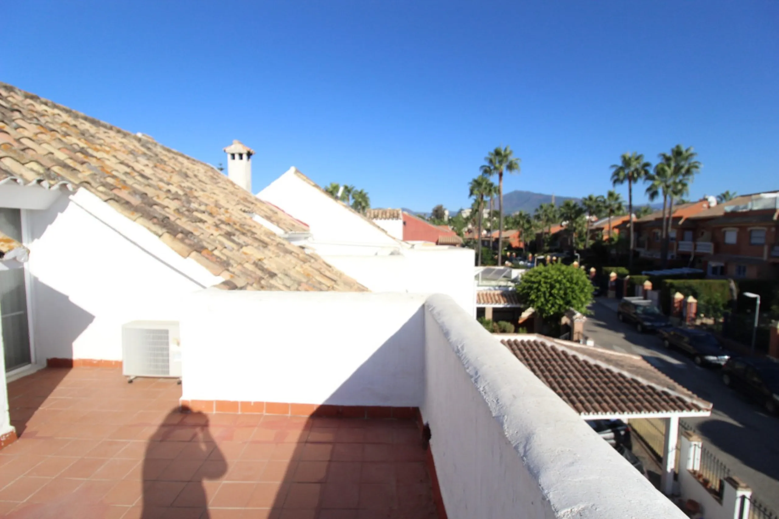Excellent Townhouse in consolidated residential area and with a perfect location for quick access to Estepona or San Pedro De Alcántara, near Schools and also with all commercial services very close.