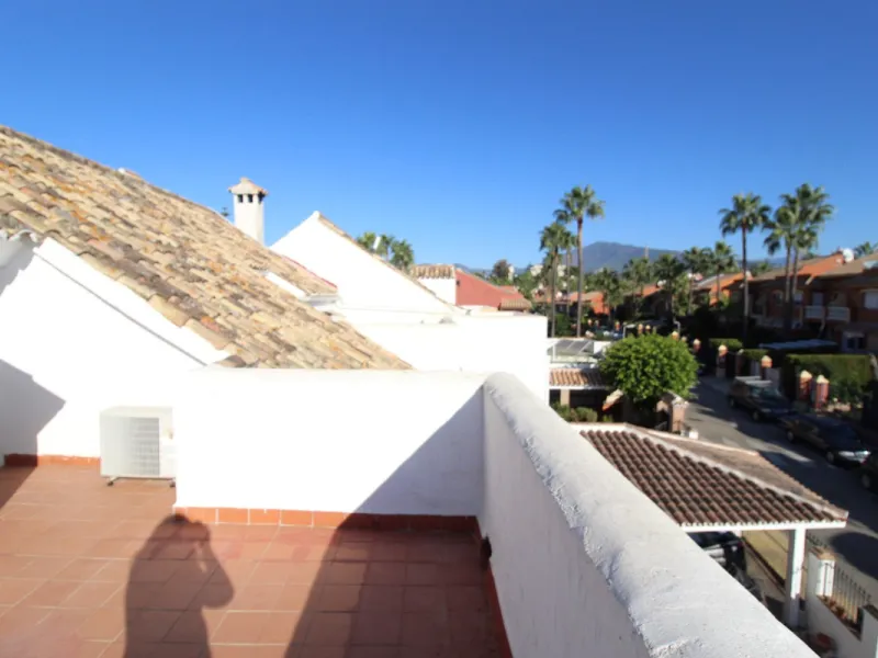 Excellent Townhouse in consolidated residential area and with a perfect location for quick access to Estepona or San Pedro De Alcántara, near Schools and also with all commercial services very close.