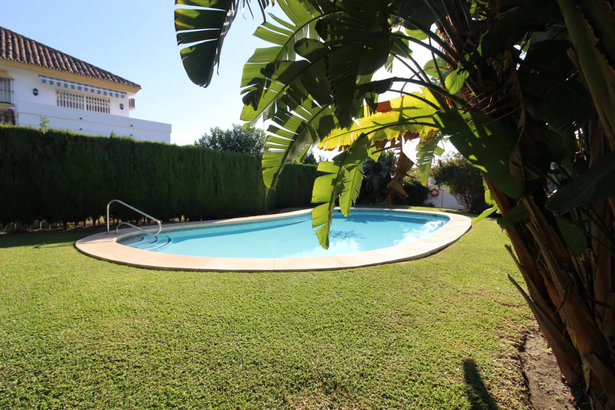 Excellent Townhouse in consolidated residential area and with a perfect location for quick access to Estepona or San Pedro De Alcántara, near Schools and also with all commercial services very close.