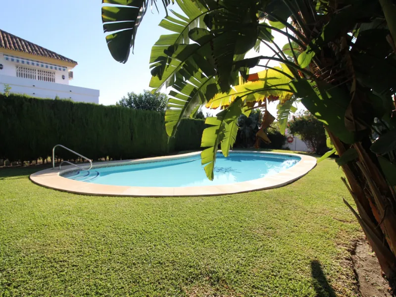 Excellent Townhouse in consolidated residential area and with a perfect location for quick access to Estepona or San Pedro De Alcántara, near Schools and also with all commercial services very close.