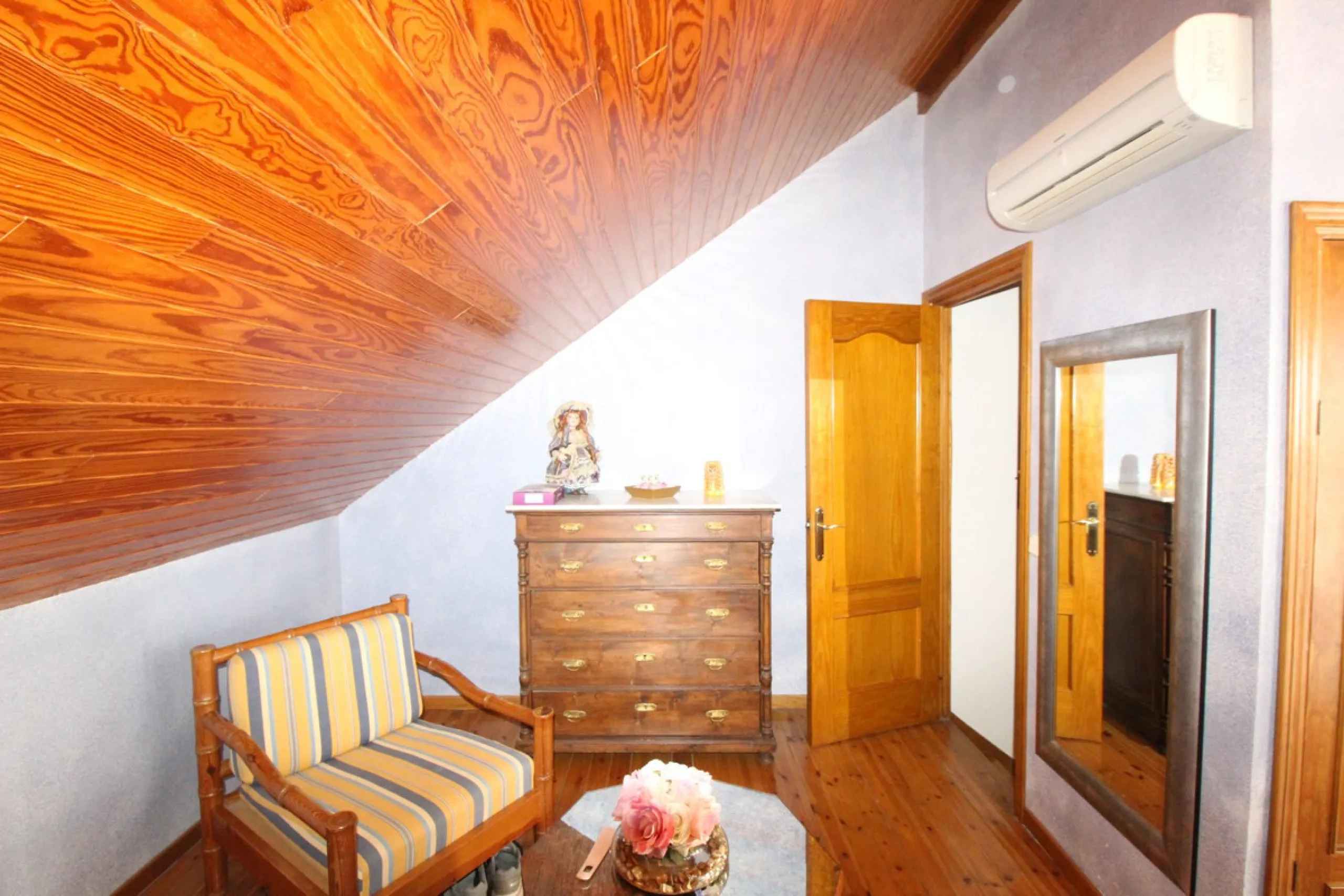 Excellent Townhouse in consolidated residential area and with a perfect location for quick access to Estepona or San Pedro De Alcántara, near Schools and also with all commercial services very close.
