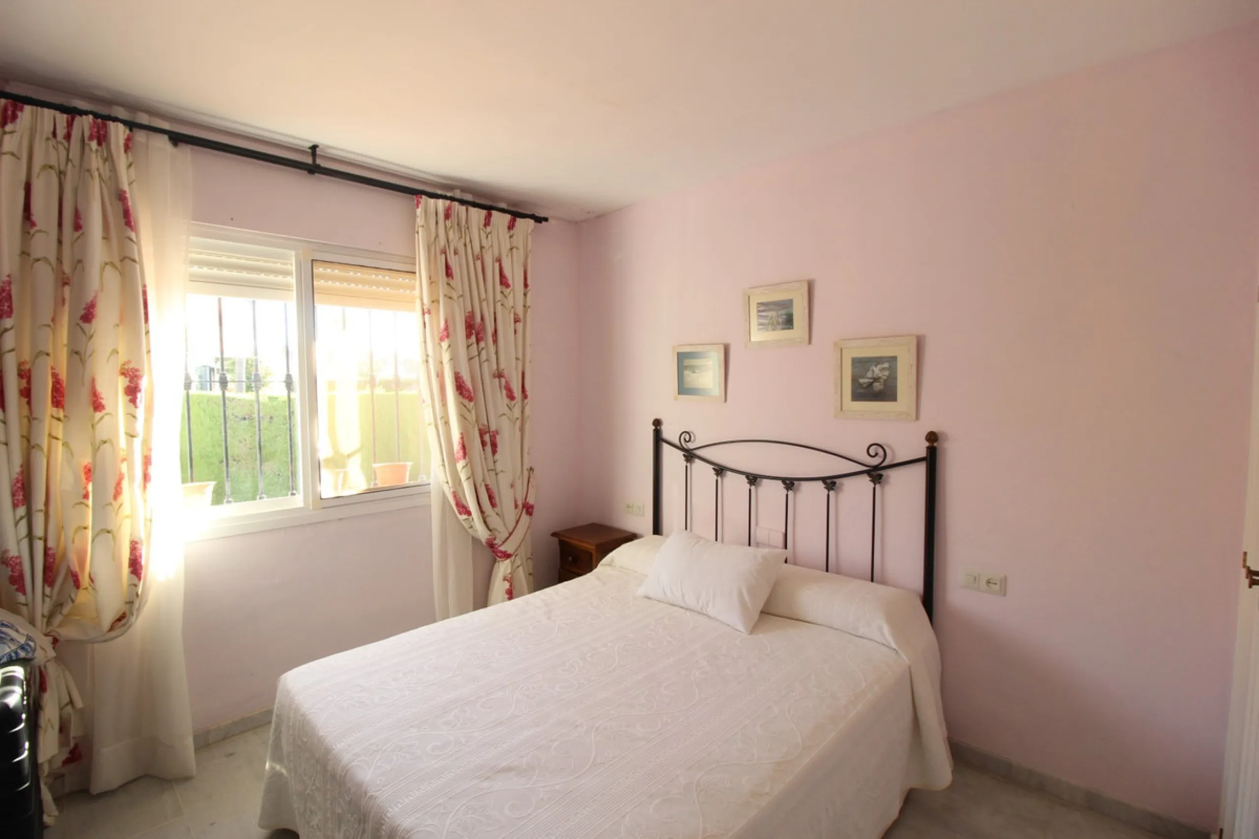 Excellent Townhouse in consolidated residential area and with a perfect location for quick access to Estepona or San Pedro De Alcántara, near Schools and also with all commercial services very close.