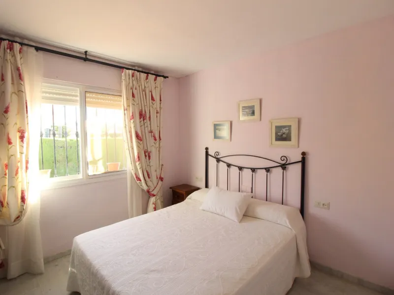 Excellent Townhouse in consolidated residential area and with a perfect location for quick access to Estepona or San Pedro De Alcántara, near Schools and also with all commercial services very close.