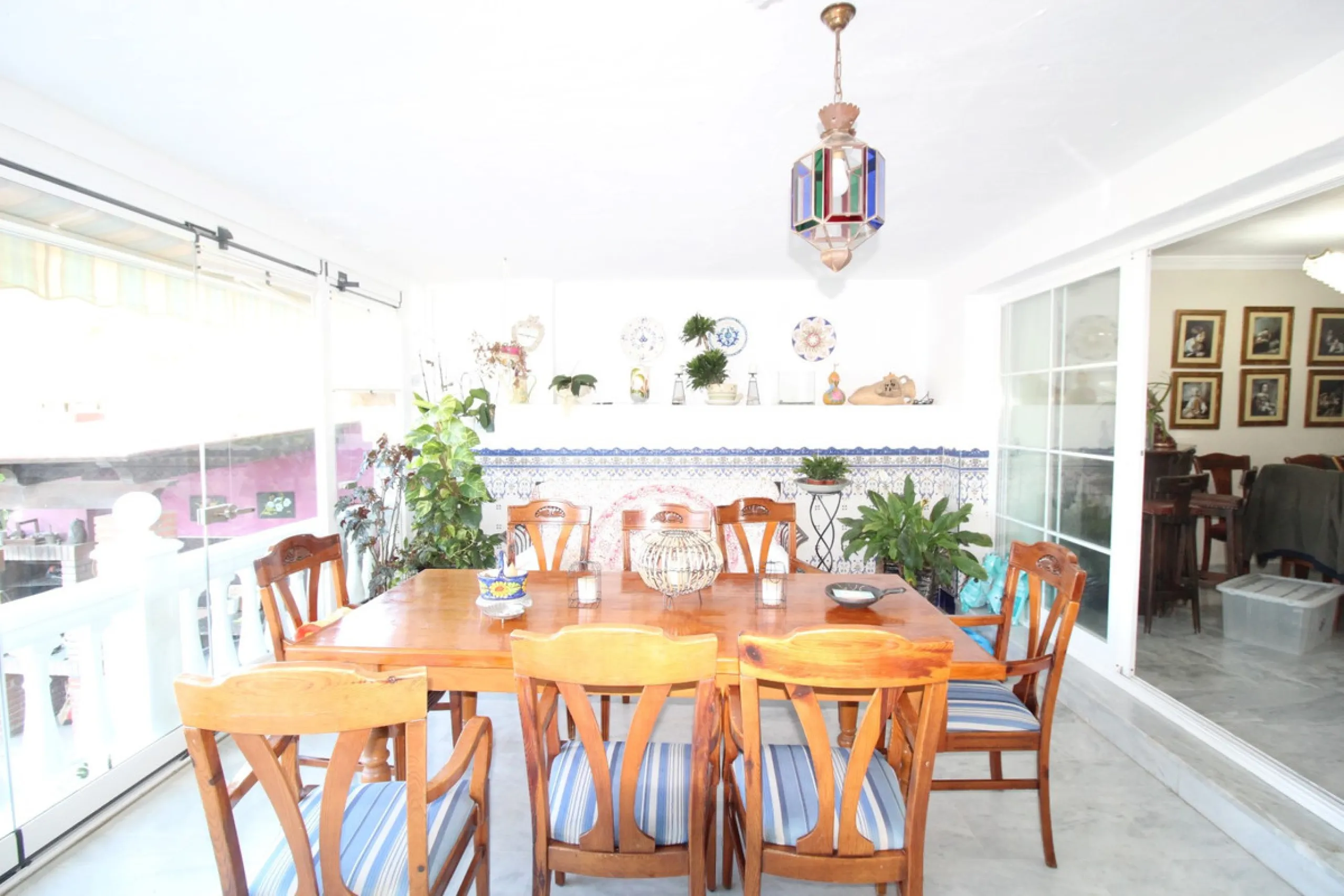 Excellent Townhouse in consolidated residential area and with a perfect location for quick access to Estepona or San Pedro De Alcántara, near Schools and also with all commercial services very close.