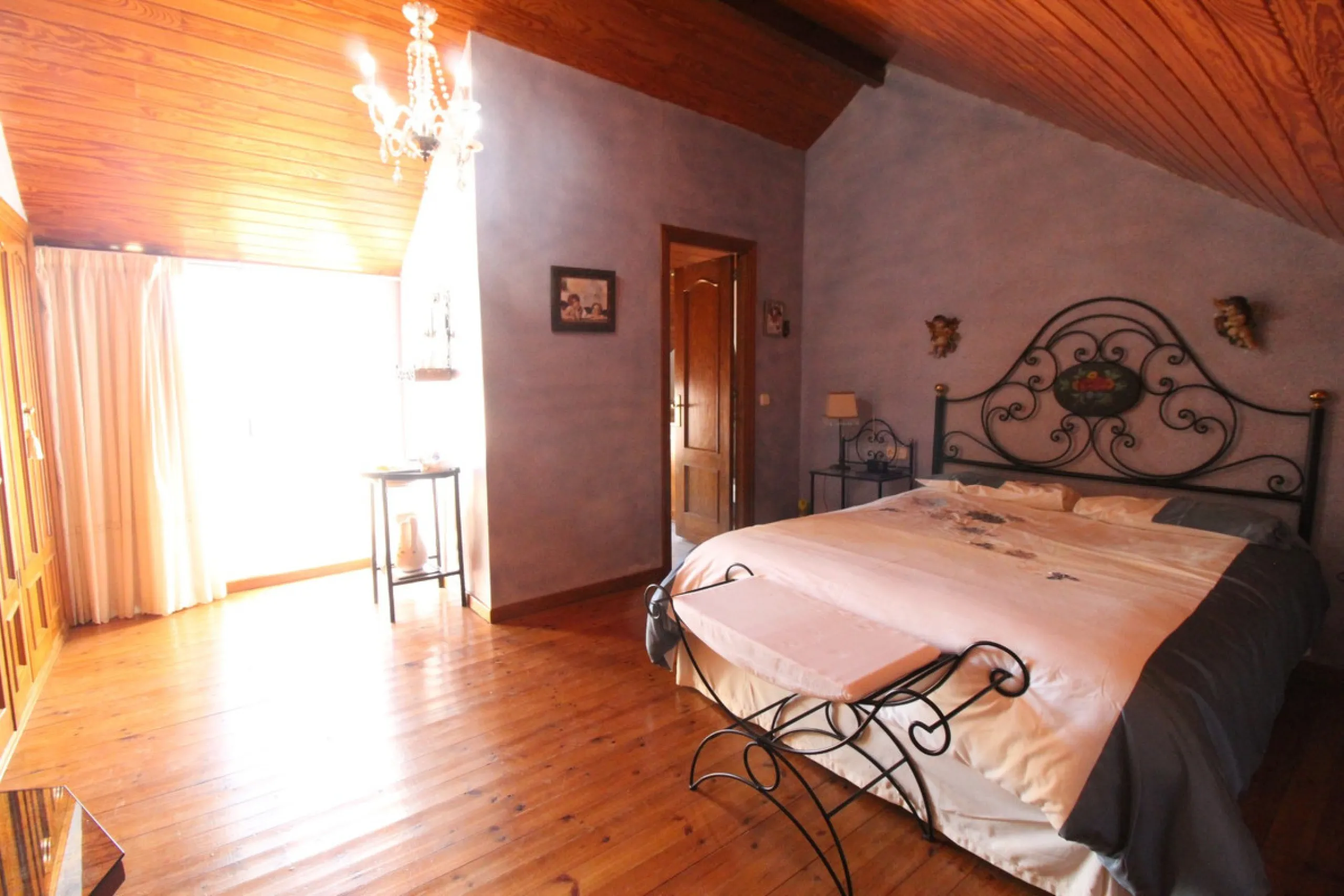 Excellent Townhouse in consolidated residential area and with a perfect location for quick access to Estepona or San Pedro De Alcántara, near Schools and also with all commercial services very close.