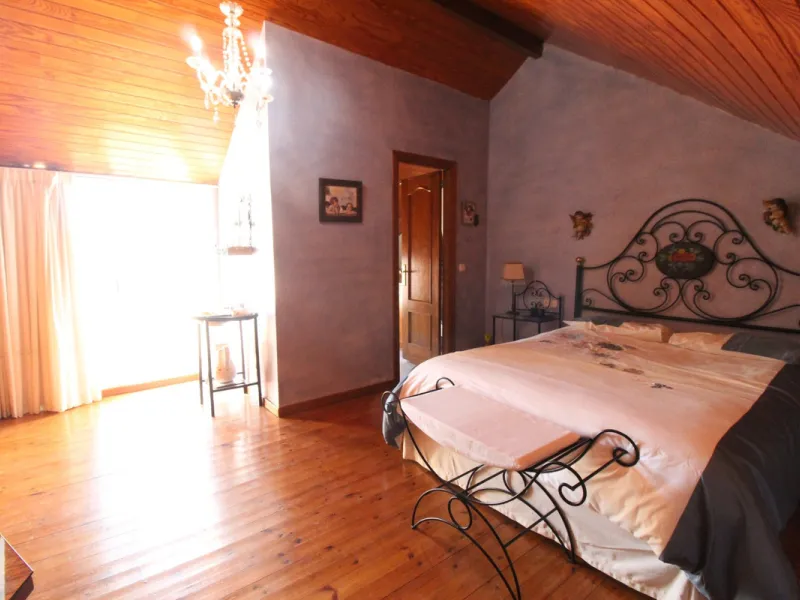 Excellent Townhouse in consolidated residential area and with a perfect location for quick access to Estepona or San Pedro De Alcántara, near Schools and also with all commercial services very close.