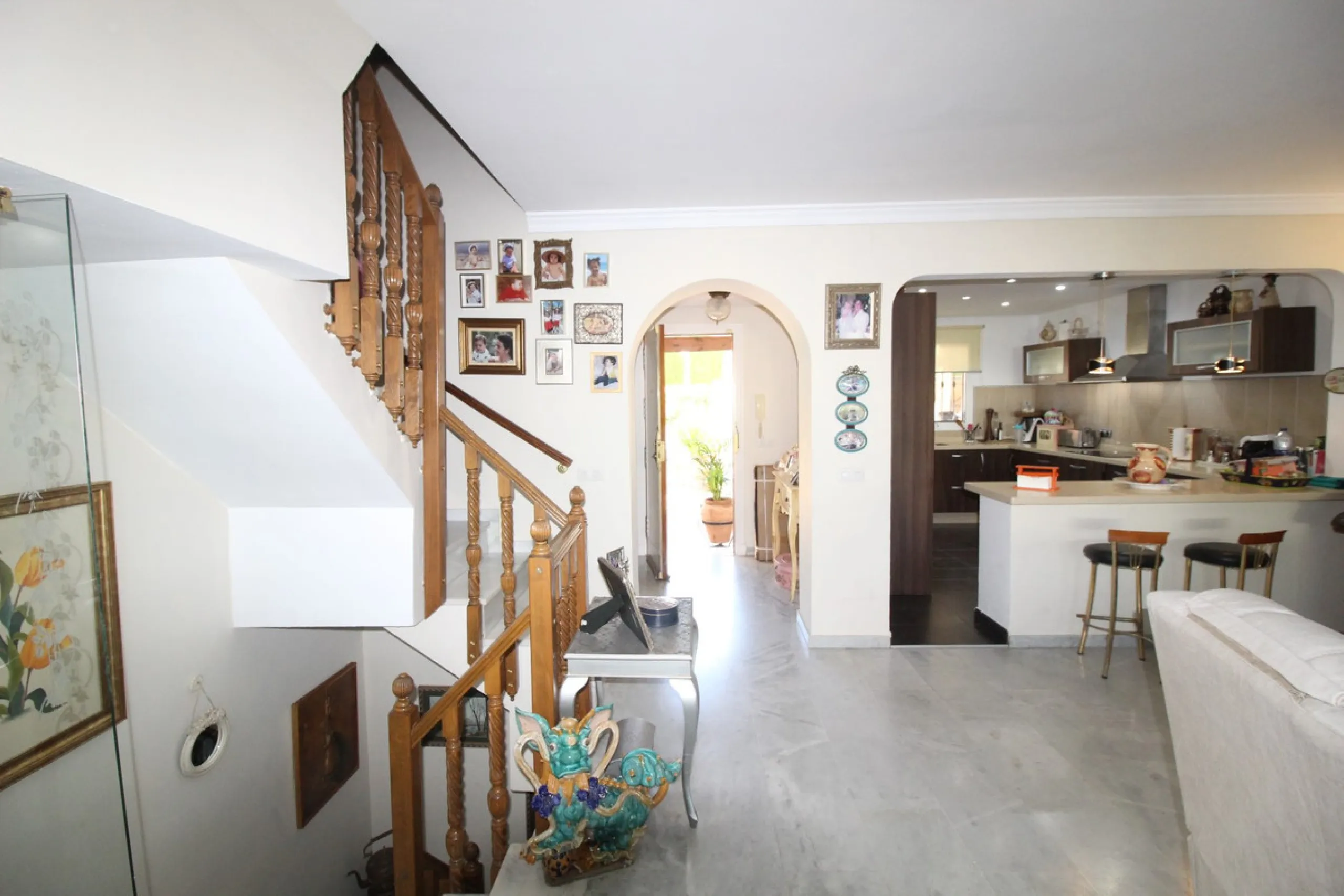 Excellent Townhouse in consolidated residential area and with a perfect location for quick access to Estepona or San Pedro De Alcántara, near Schools and also with all commercial services very close.