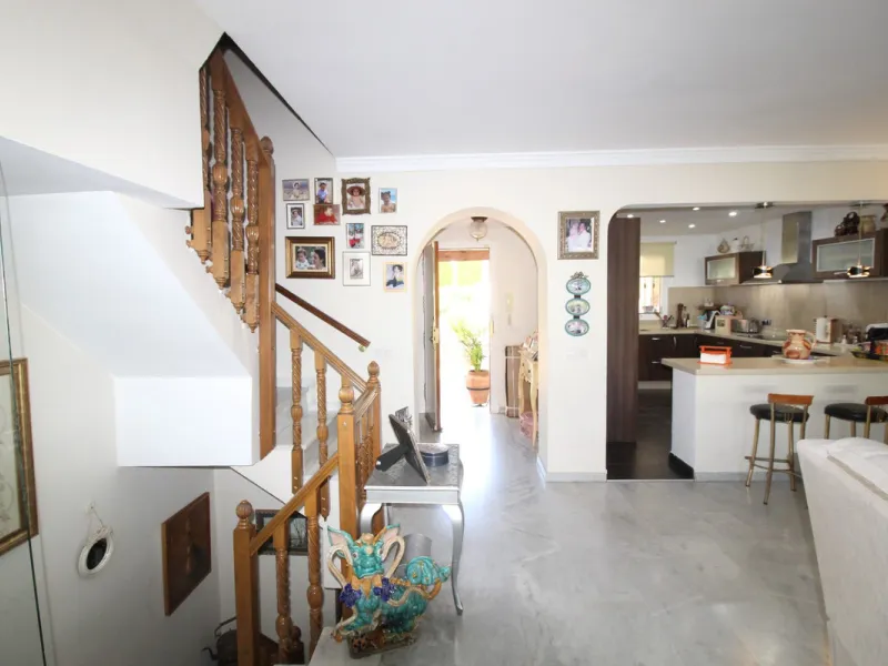 Excellent Townhouse in consolidated residential area and with a perfect location for quick access to Estepona or San Pedro De Alcántara, near Schools and also with all commercial services very close.