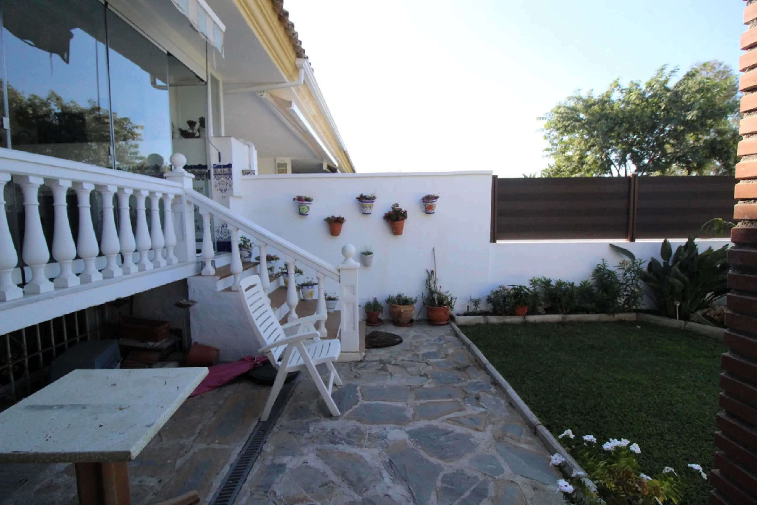 Excellent Townhouse in consolidated residential area and with a perfect location for quick access to Estepona or San Pedro De Alcántara, near Schools and also with all commercial services very close.