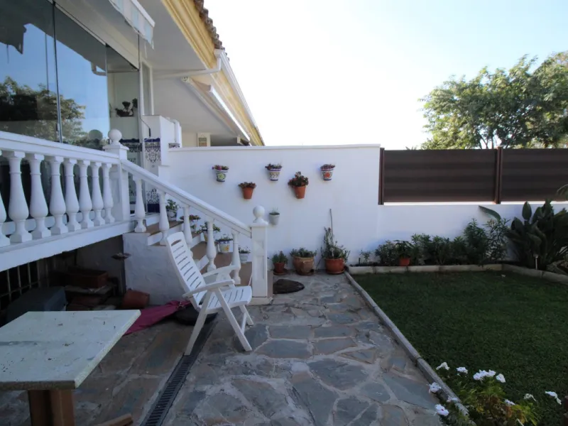 Excellent Townhouse in consolidated residential area and with a perfect location for quick access to Estepona or San Pedro De Alcántara, near Schools and also with all commercial services very close.