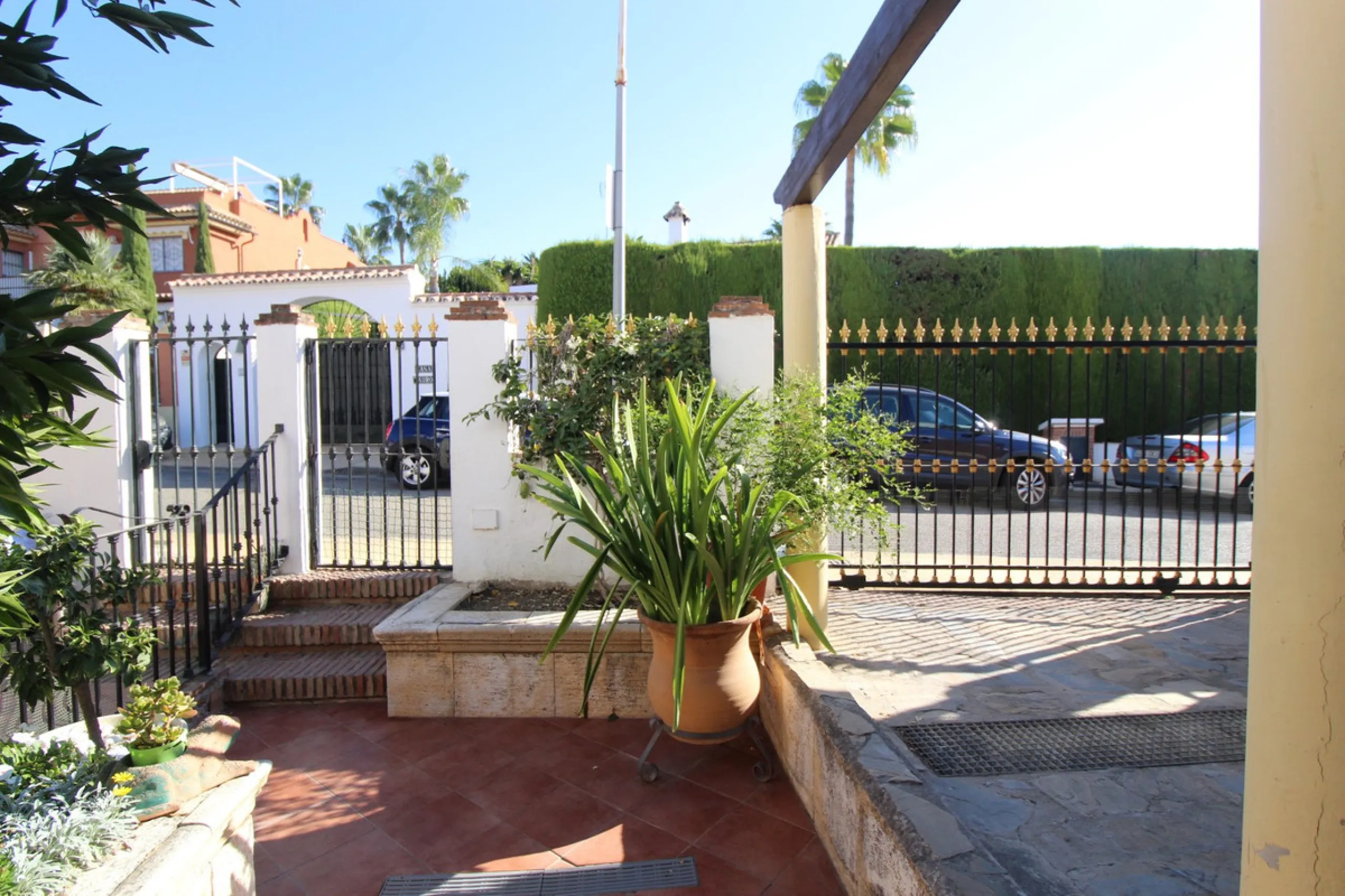 Excellent Townhouse in consolidated residential area and with a perfect location for quick access to Estepona or San Pedro De Alcántara, near Schools and also with all commercial services very close.