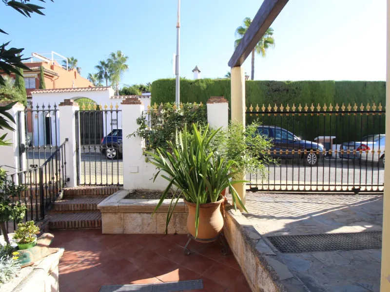 Excellent Townhouse in consolidated residential area and with a perfect location for quick access to Estepona or San Pedro De Alcántara, near Schools and also with all commercial services very close.