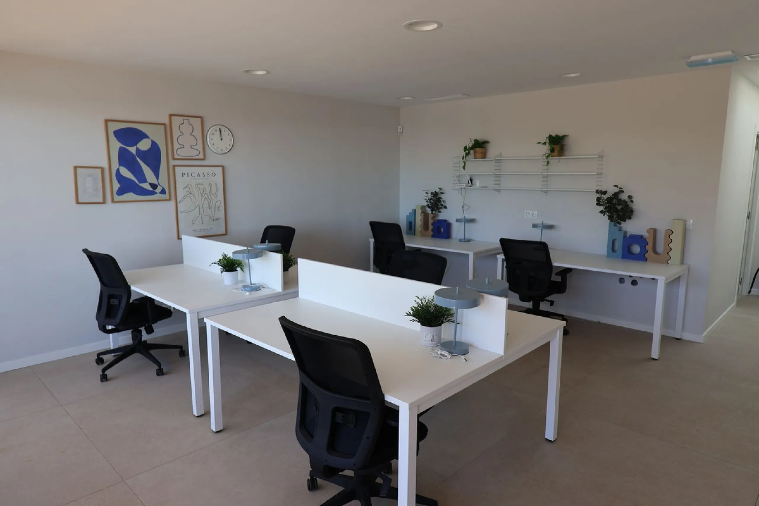 This brand new 3-bedroom, 3-bathroom semi-detached home is located within the contemporary Alya development in Riviera del Sol, Mijas, offering beautiful views of the Mediterranean and a lifestyle designed around comfort and outdoor living on the Costa de