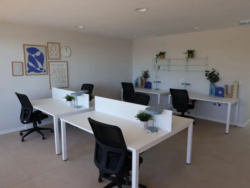 This brand new 3-bedroom, 3-bathroom semi-detached home is located within the contemporary Alya development in Riviera del Sol, Mijas, offering beautiful views of the Mediterranean and a lifestyle designed around comfort and outdoor living on the Costa de