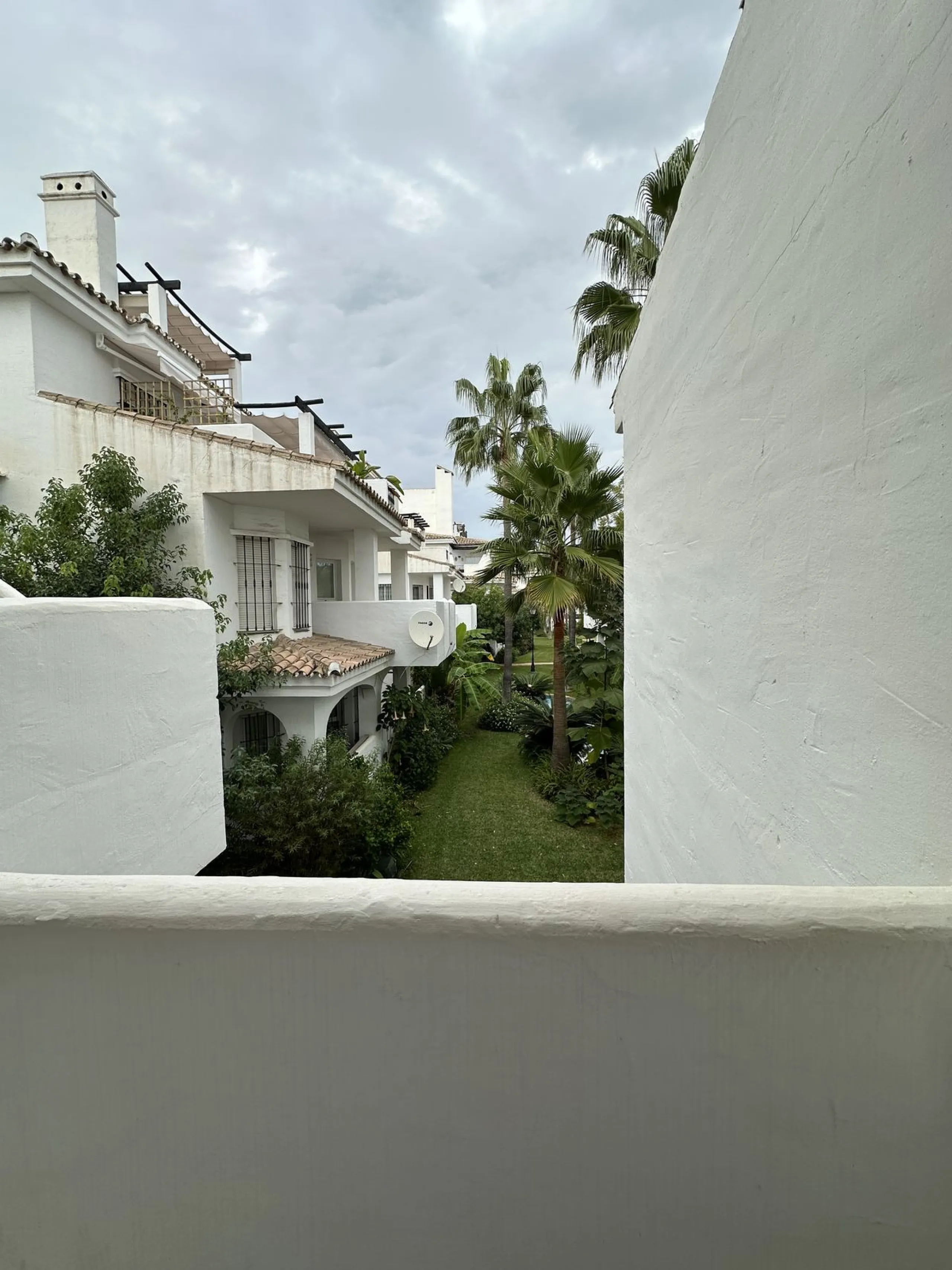 Prime location and excellent amenities, this 3 bedroom apartment is situated in the sought-after Los naranjos de Marbella, within the prestigious area of Nueva Andalucía benefiting from close proximity to a variety of amenities, including supermarkets, co