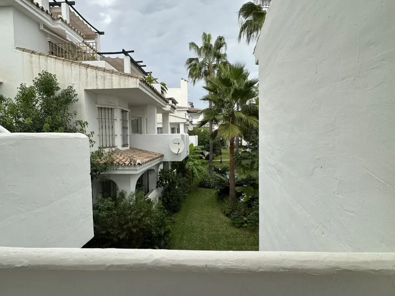 Prime location and excellent amenities, this 3 bedroom apartment is situated in the sought-after Los naranjos de Marbella, within the prestigious area of Nueva Andalucía benefiting from close proximity to a variety of amenities, including supermarkets, co