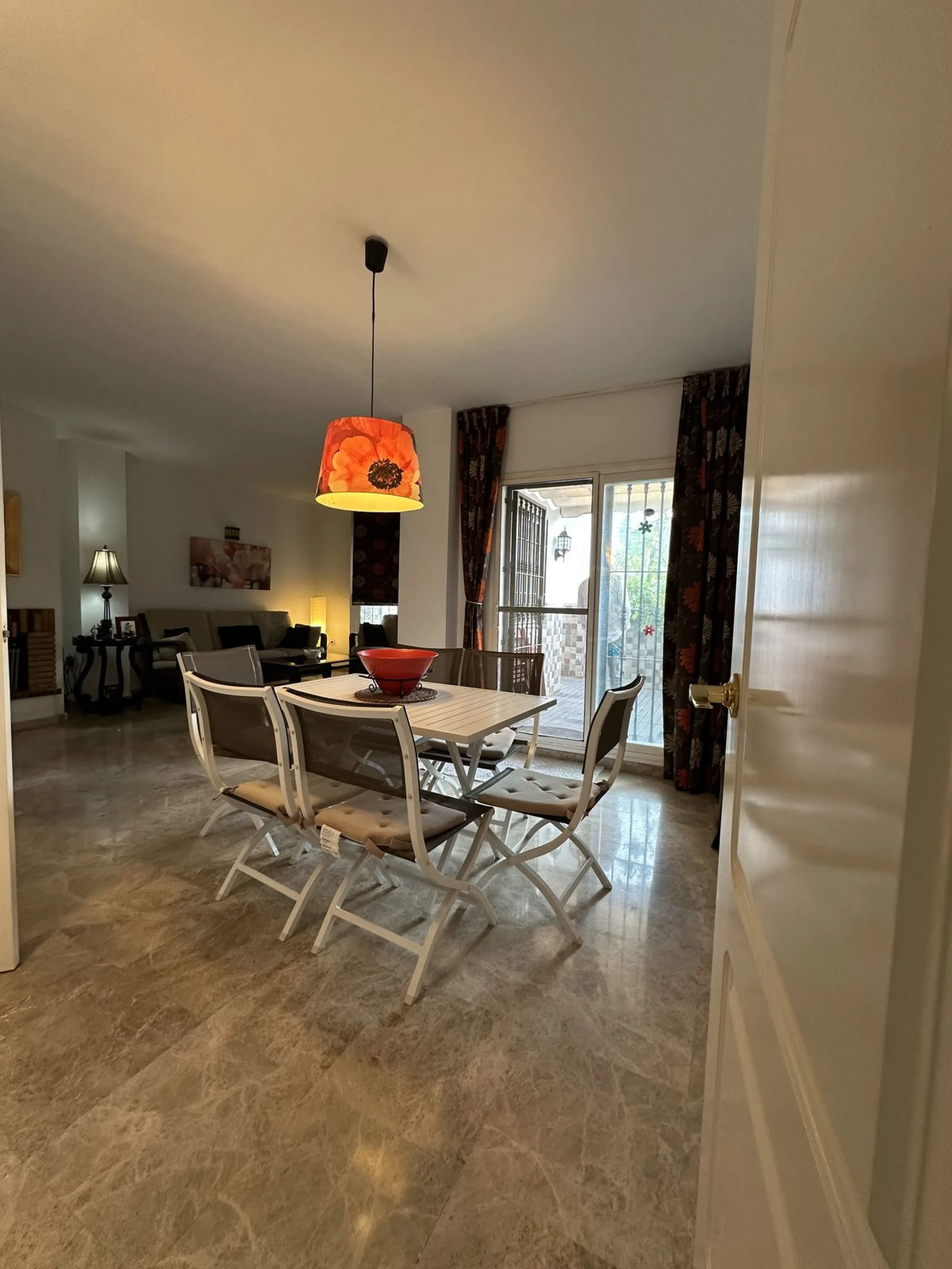 Prime location and excellent amenities, this 3 bedroom apartment is situated in the sought-after Los naranjos de Marbella, within the prestigious area of Nueva Andalucía benefiting from close proximity to a variety of amenities, including supermarkets, co