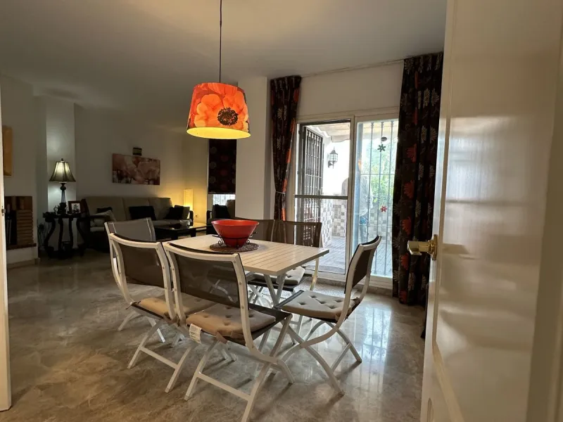 Prime location and excellent amenities, this 3 bedroom apartment is situated in the sought-after Los naranjos de Marbella, within the prestigious area of Nueva Andalucía benefiting from close proximity to a variety of amenities, including supermarkets, co