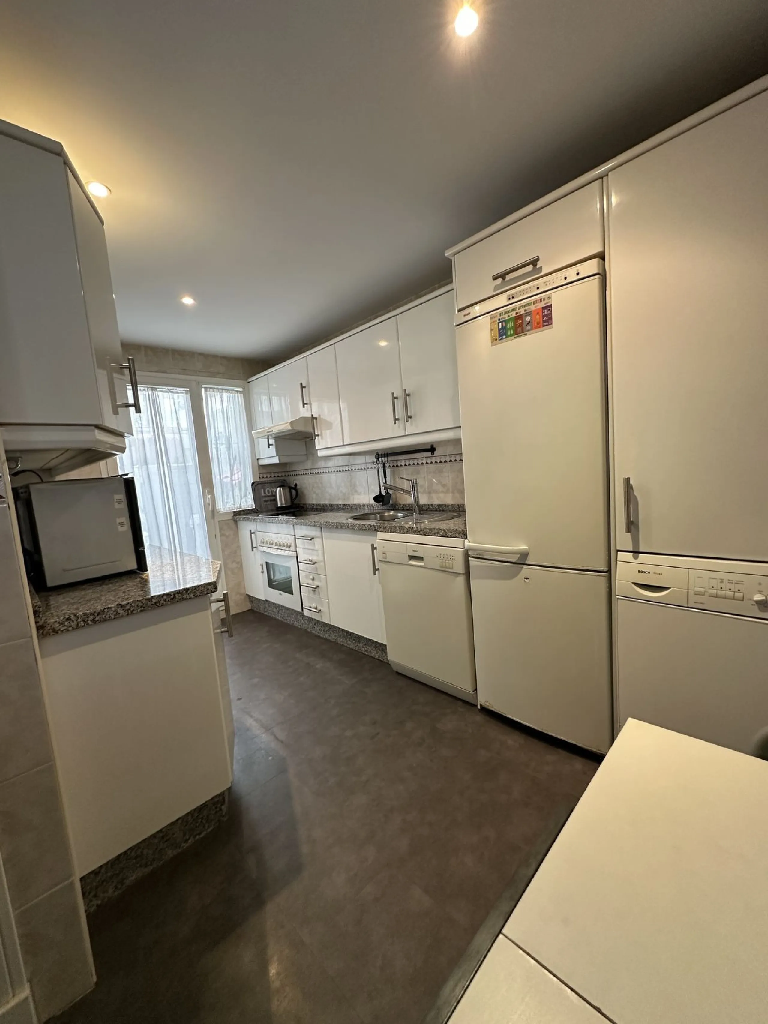 Prime location and excellent amenities, this 3 bedroom apartment is situated in the sought-after Los naranjos de Marbella, within the prestigious area of Nueva Andalucía benefiting from close proximity to a variety of amenities, including supermarkets, co
